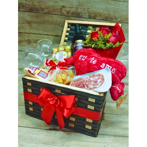 Baú Paixão  ( Arranjo + Chocolate + Vinho + Taças + Queijo + Damasco + Salame + Pelúcia  )